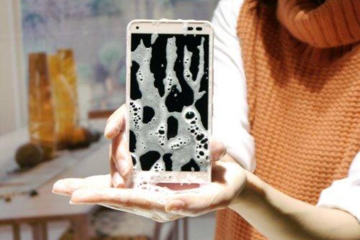 В Японии разработали смартфон, который можно мыть водой с мылом