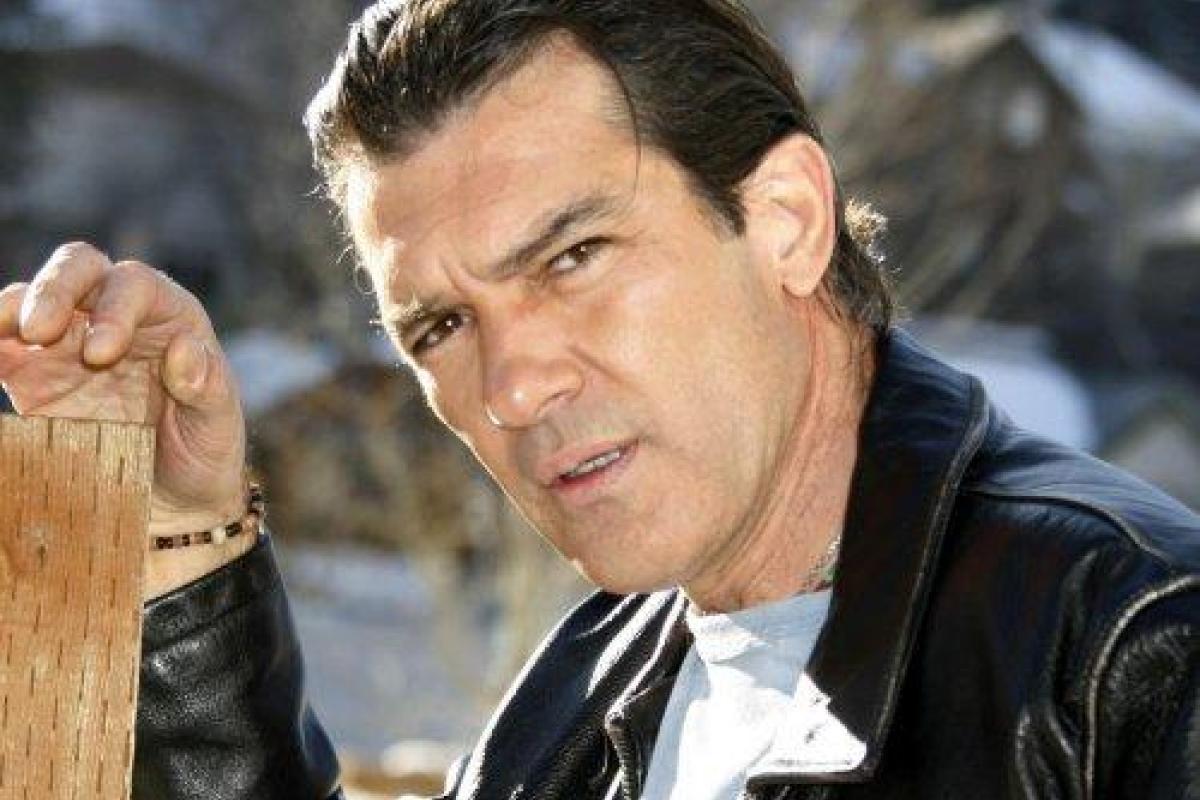 Актер Антонио Бандерас попал в больницу с сердечным приступом