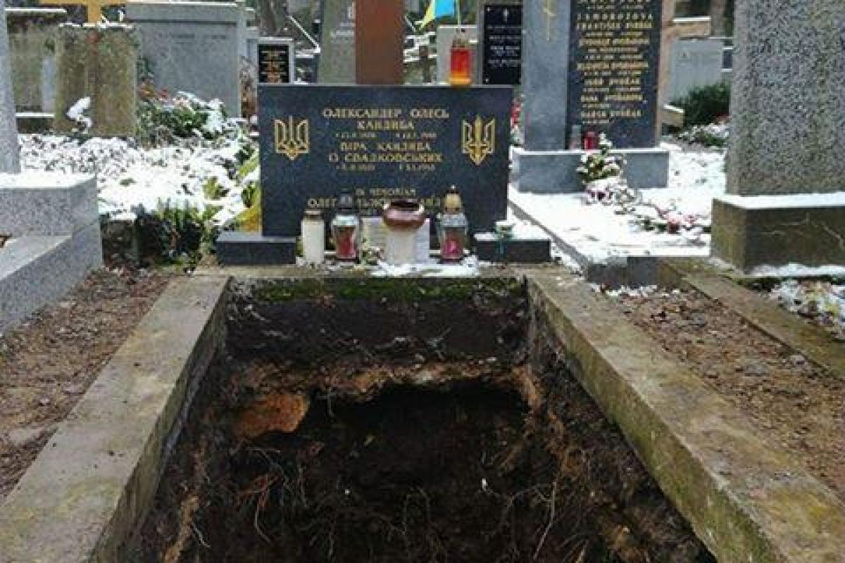 Родственники Александра Олеся согласны перезахоронить останки писателя в Украине