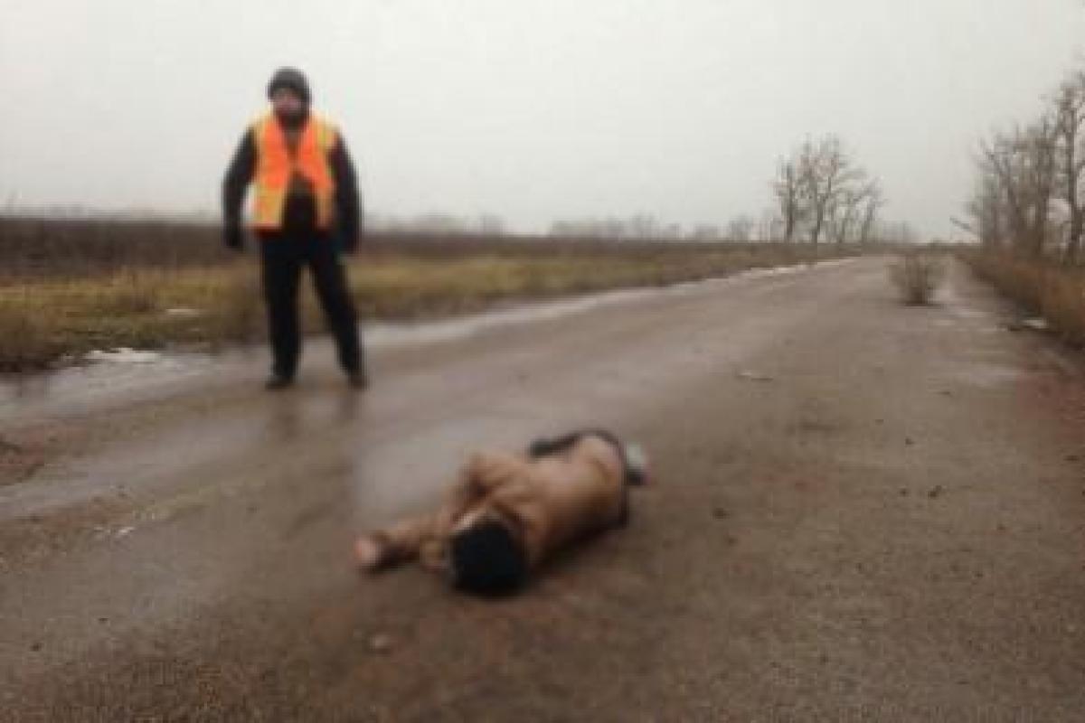 Боевики "ДНР" жестоко убивают мирных жителей: в Донецкой области на дороге нашли труп молодой девушки Боевики "ДНР" жестоко убивают мирных жителей: в Донецкой области на дороге нашли труп молодой девушки