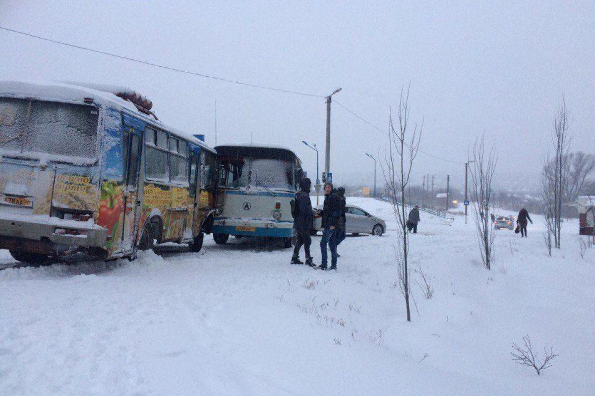 В занесенной снегом Горловке произошло масштабное ДТП В занесенной снегом Горловке произошло масштабное ДТП