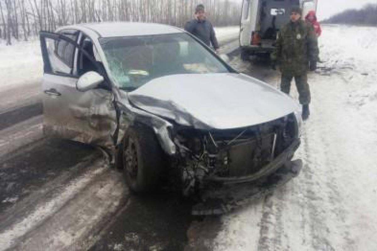 В Луганской области произошло жуткое ДТП: "Hyndai" выехал на встречку и врезался в "девятку"