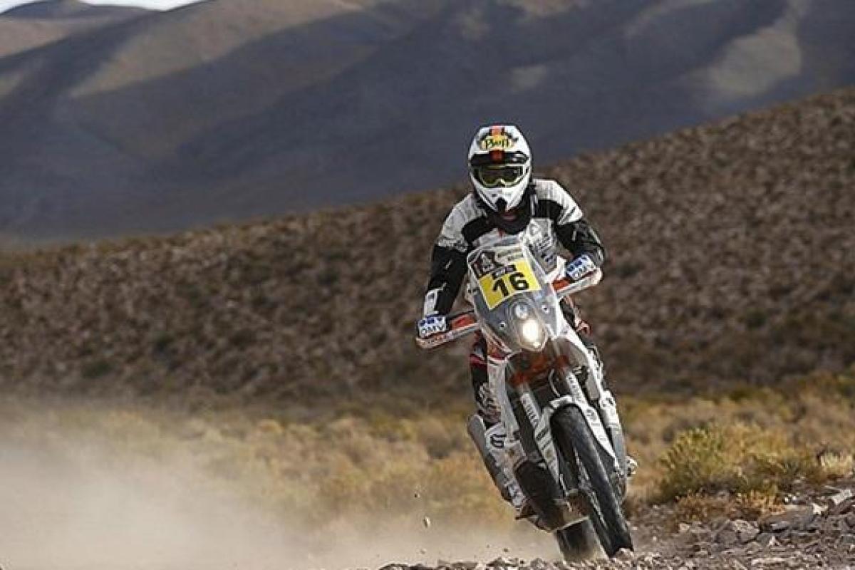 На ралли "Дакар" в мотогонщика ударила молния На ралли "Дакар" в мотогонщика ударила молния