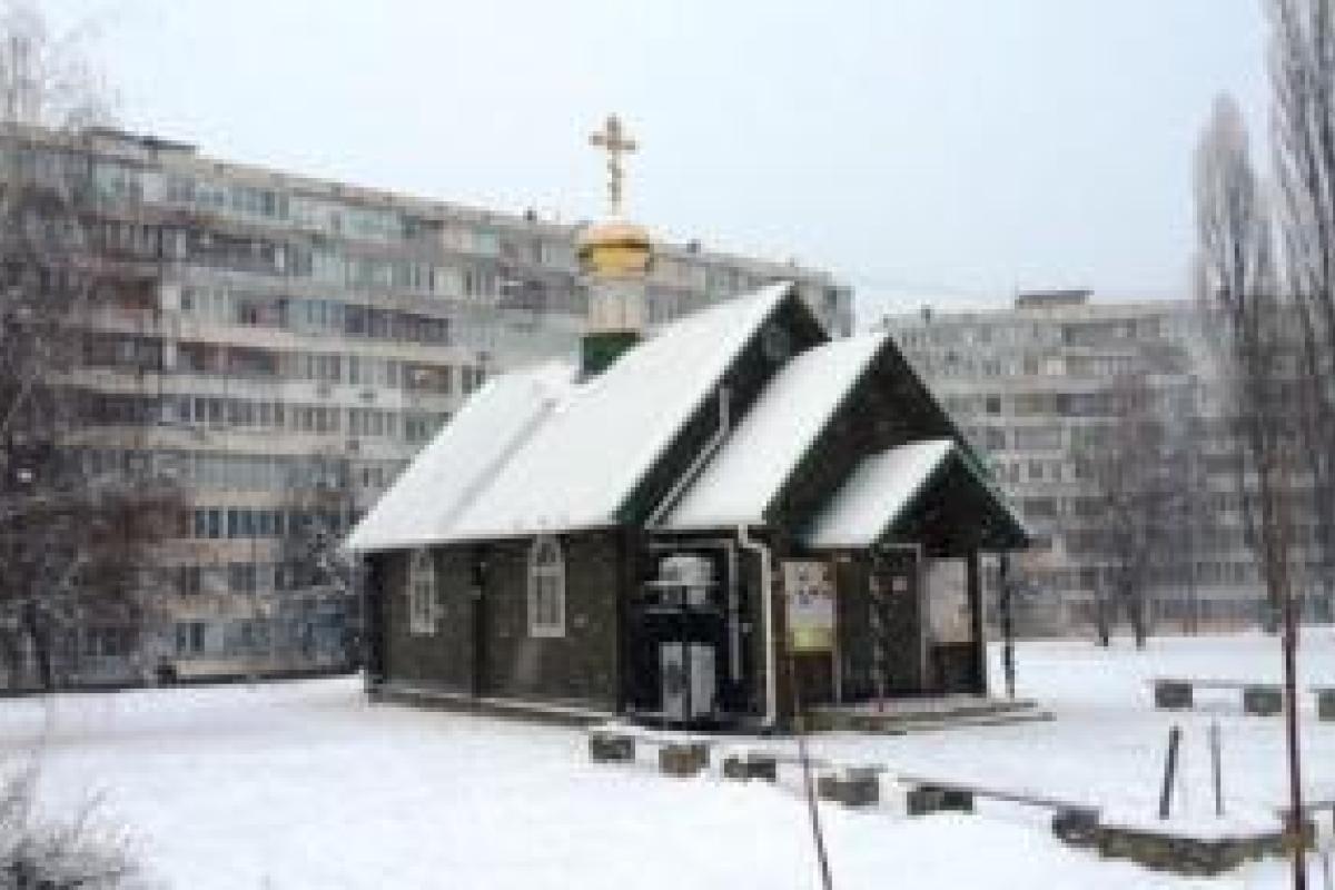 В Киеве церковь УПЦ МП забросали коктейлями Молотова В Киеве церковь УПЦ МП забросали коктейлями Молотова