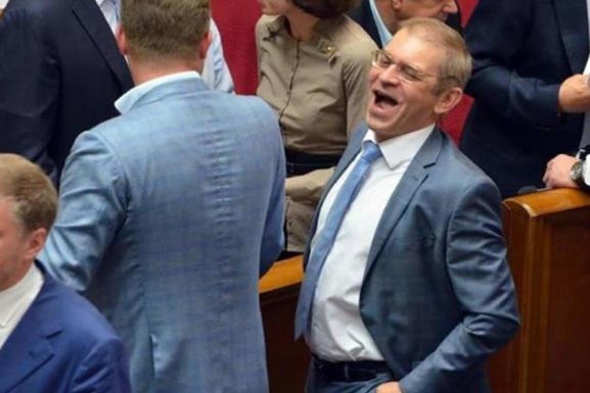 Пашинский оговорился по Фрейду: "Заинтересован в необъективном и предвзятом следствии" Пашинский оговорился по Фрейду: "Заинтересован в необъективном и предвзятом следствии"