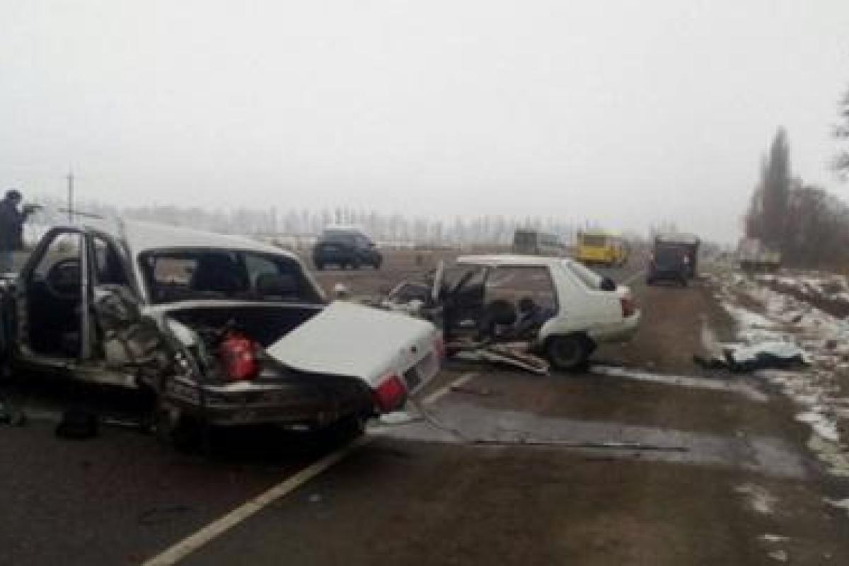 На Киевщине в ДТП с участием военного погибли 3 человека На Киевщине в ДТП с участием военного погибли 3 человека