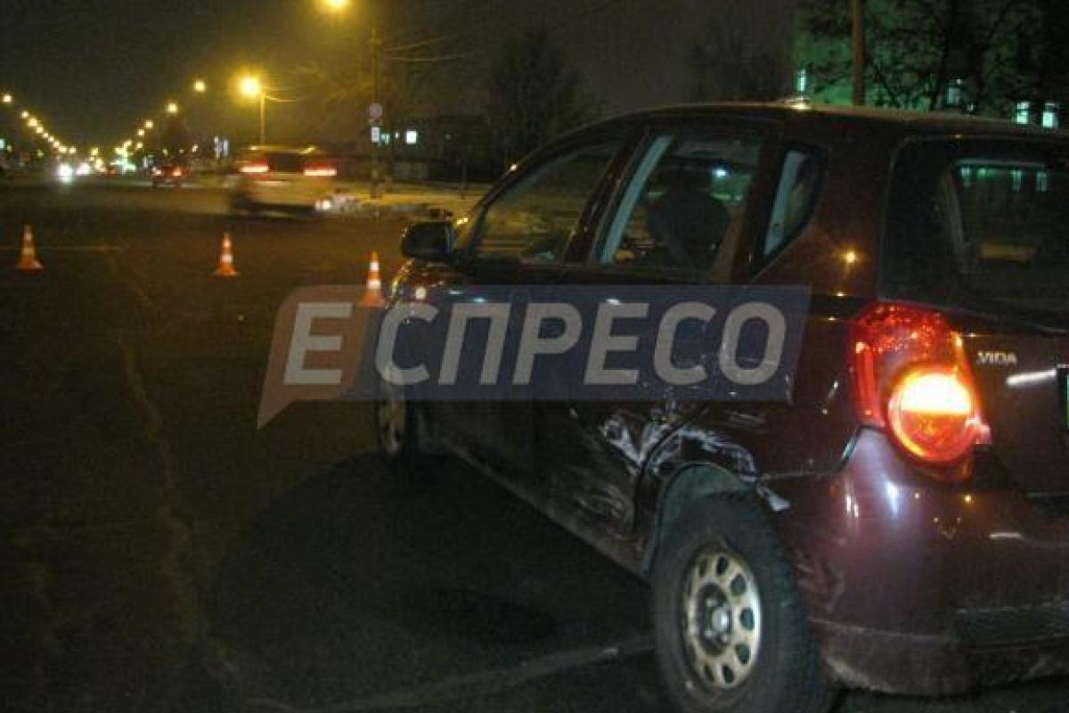 В Киеве водитель сбил девушку-полицейскую во время оформления ДТП В Киеве водитель сбил девушку-полицейскую во время оформления ДТП