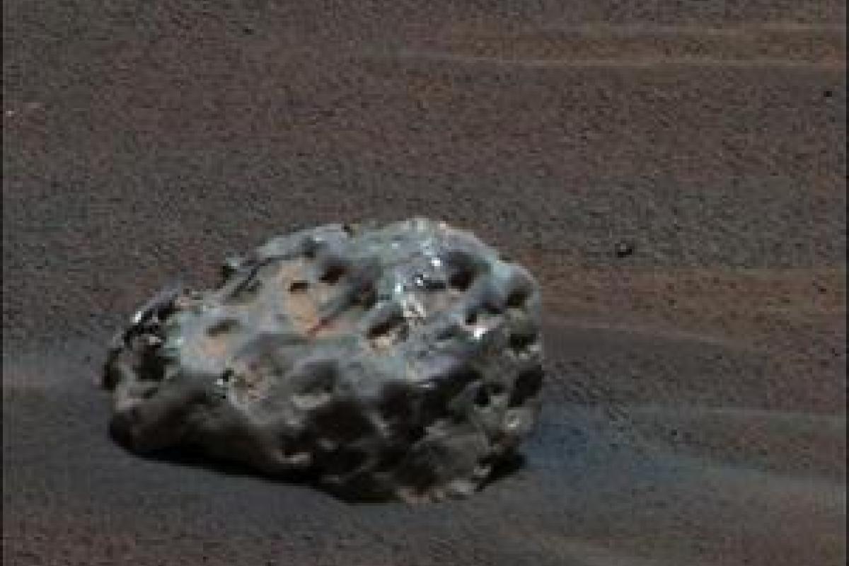 На Марсе обнаружен металлический метеорит: ученые NASA показали необычную находку