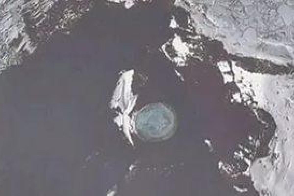 Ученые заметили загадочный объект, залетевший в жерло вулкана Колима после извержения Ученые заметили загадочный объект, залетевший в жерло вулкана Колима после извержения