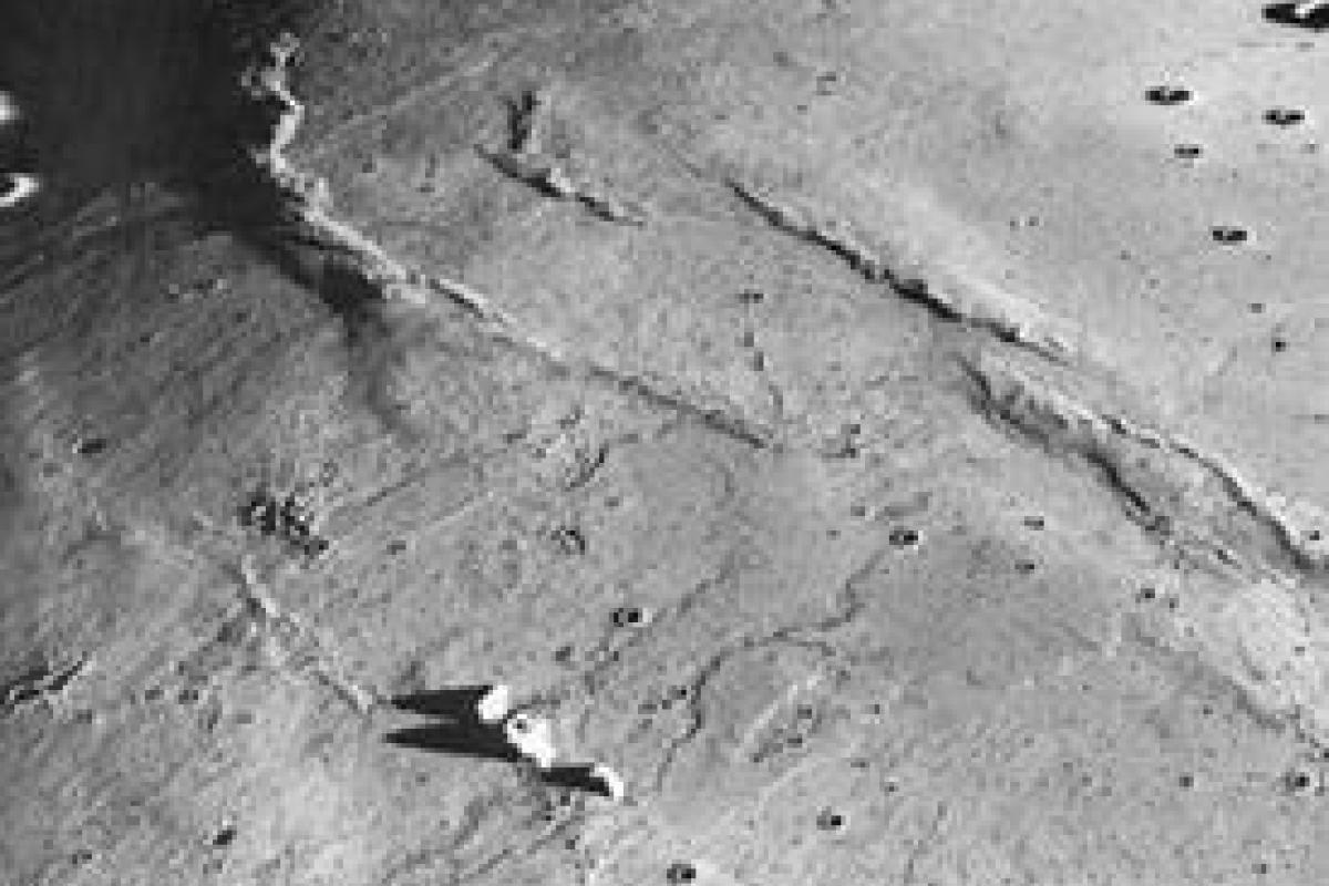 Уфологи заметили древние строения на Луне: появилось видео