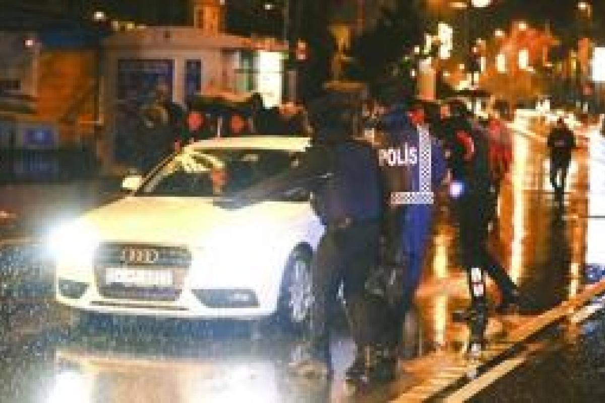 Появились шокирующие кадры кровавой атаки на ночной клуб в Стамбуле: люди в панике прыгали в Босфор