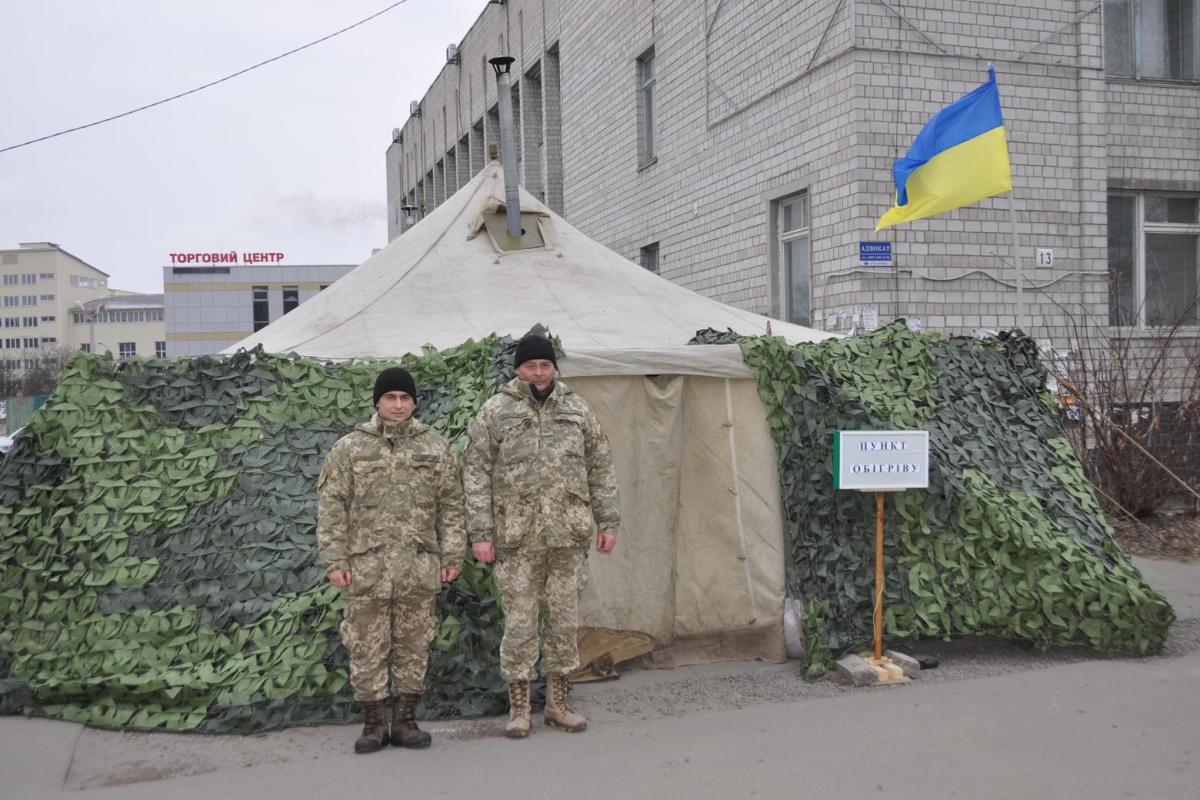 Военные помогают украинцам в сложных погодных условиях и кормят в пунктах обогрева