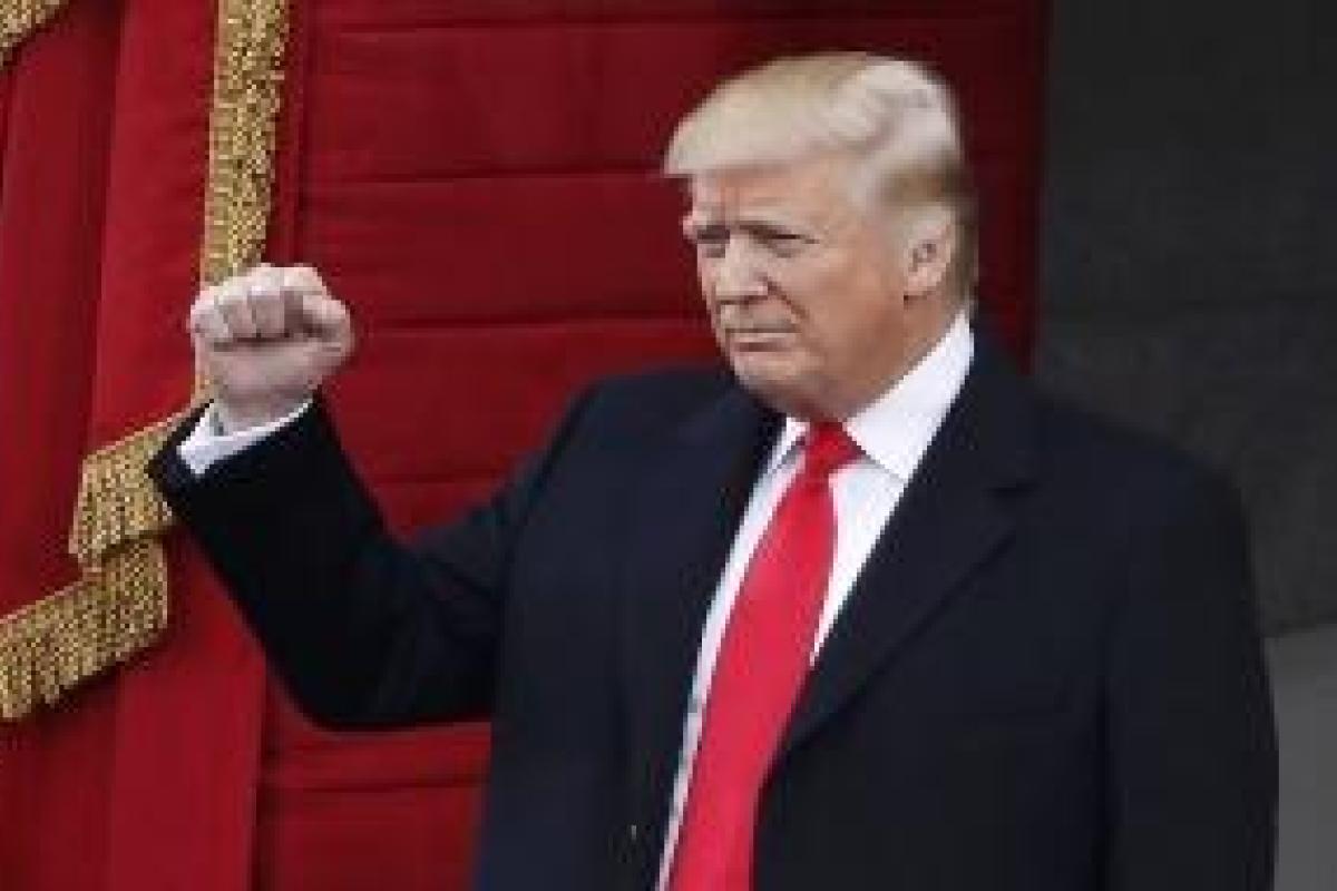 Трамп решил избавить США от мексиканцев: под указом о стене на границе Президент поставил свою подпись Трамп решил избавить США от мексиканцев: под указом о стене на границе Президент поставил свою подпись