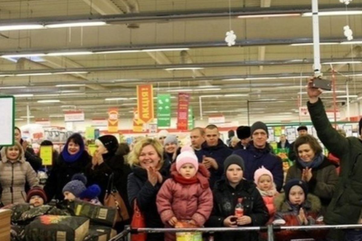 В Донецкой области молодежь устроила рождественский флешмоб 