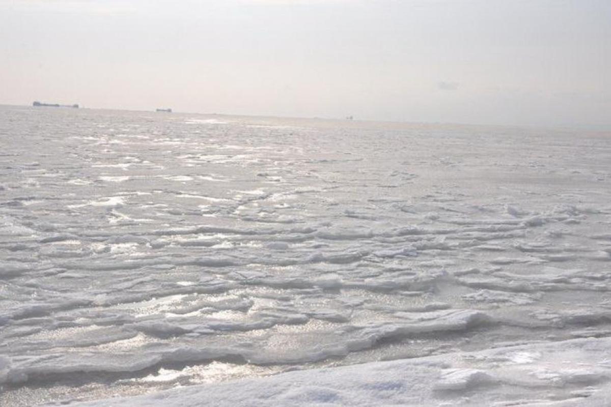 В Одессе украинский военный флот попал в ледяной плен В Одессе украинский военный флот попал в ледяной плен