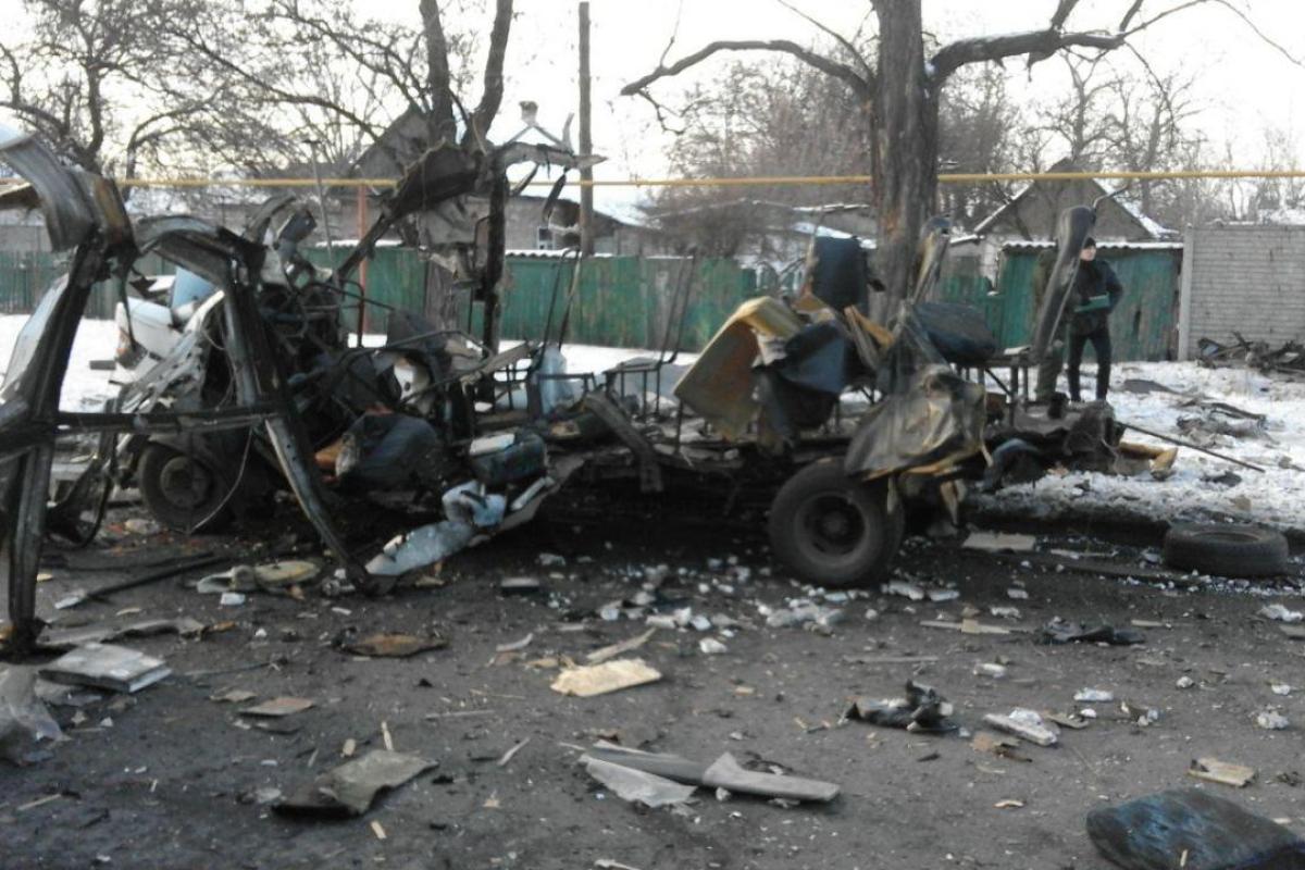 В Донецке у ж/д рынка взорвался микроавтобус: появились подробности и фото В Донецке у ж/д рынка взорвался микроавтобус: появились подробности и фото