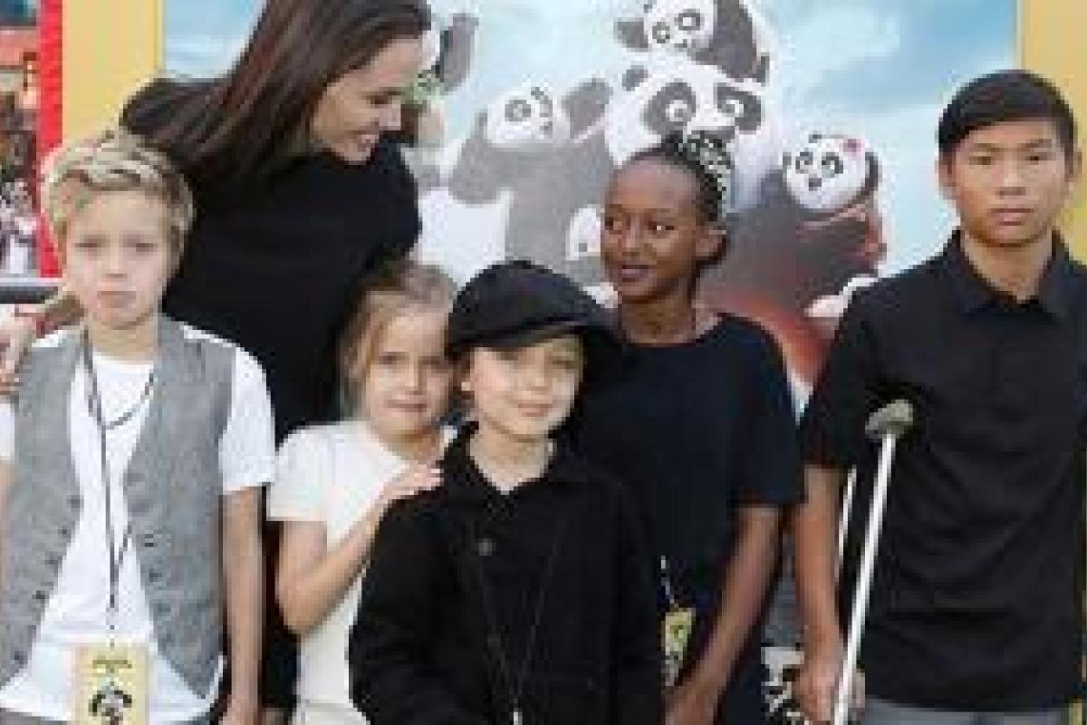 Биологическая мать удочеренного ребенка Анджелины Джоли просит актрису о встрече с девочкой Биологическая мать удочеренного ребенка Анджелины Джоли просит актрису о встрече с девочкой