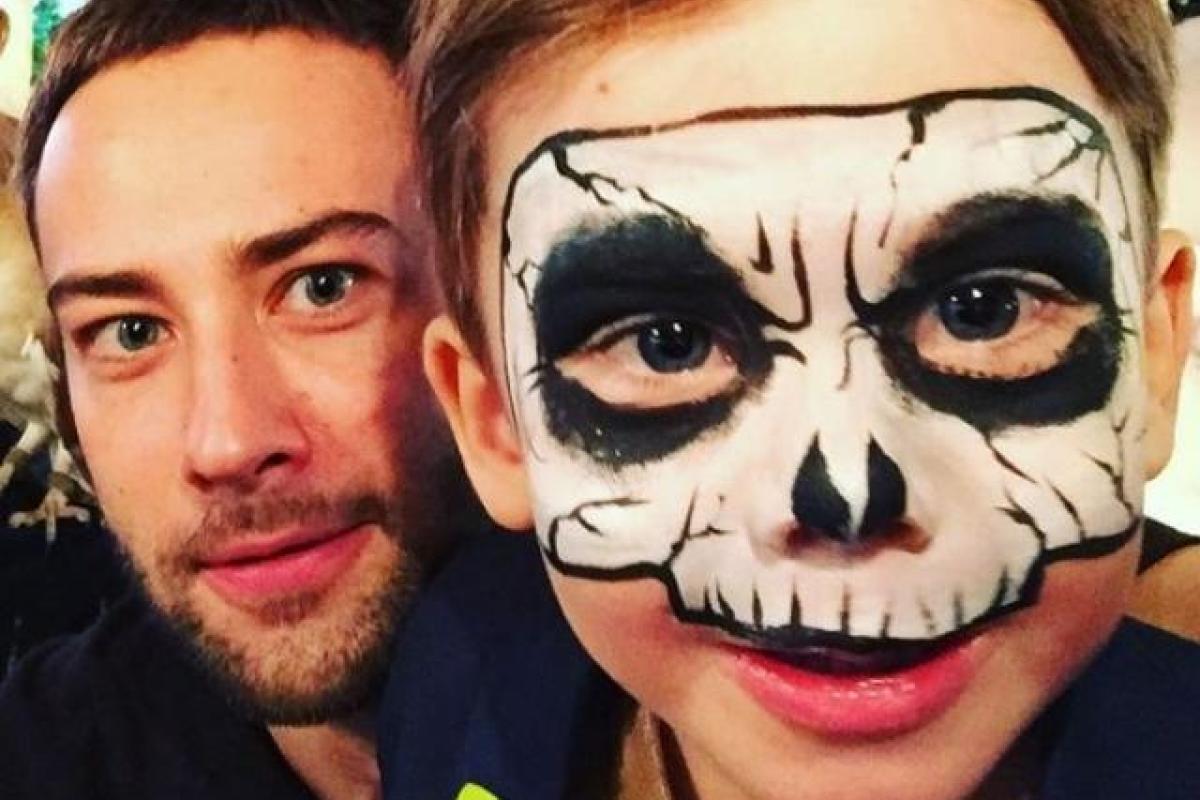 Дмитрий Шепелев учит маленького сына кататься на коньках