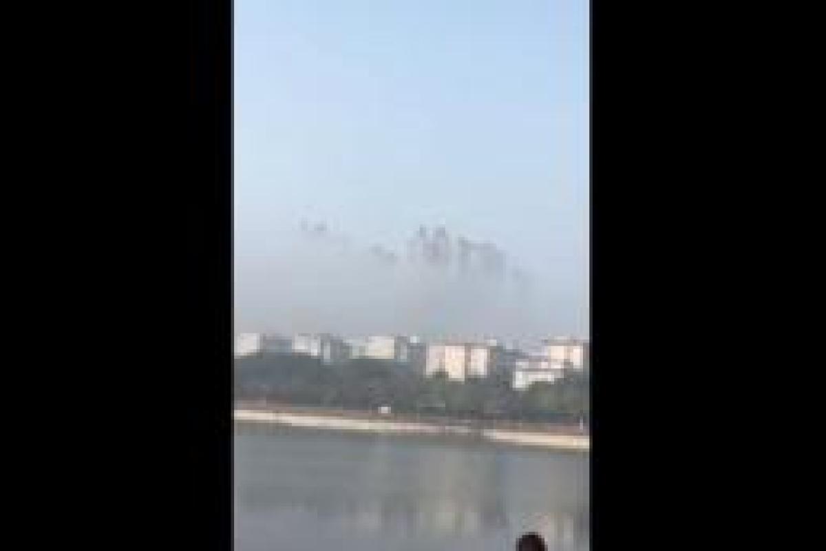 Над китайским городком нависли небоскребы огромных размеров: появились удивительные кадры Над китайским городком нависли небоскребы огромных размеров: появились удивительные кадры