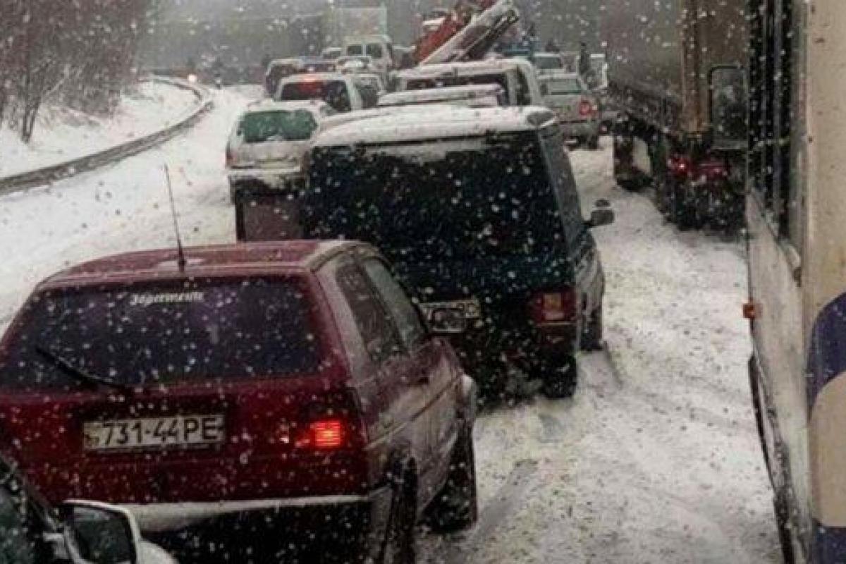 Трасса Мукачево – Ужгород встала в километровых пробках из-за снегопада