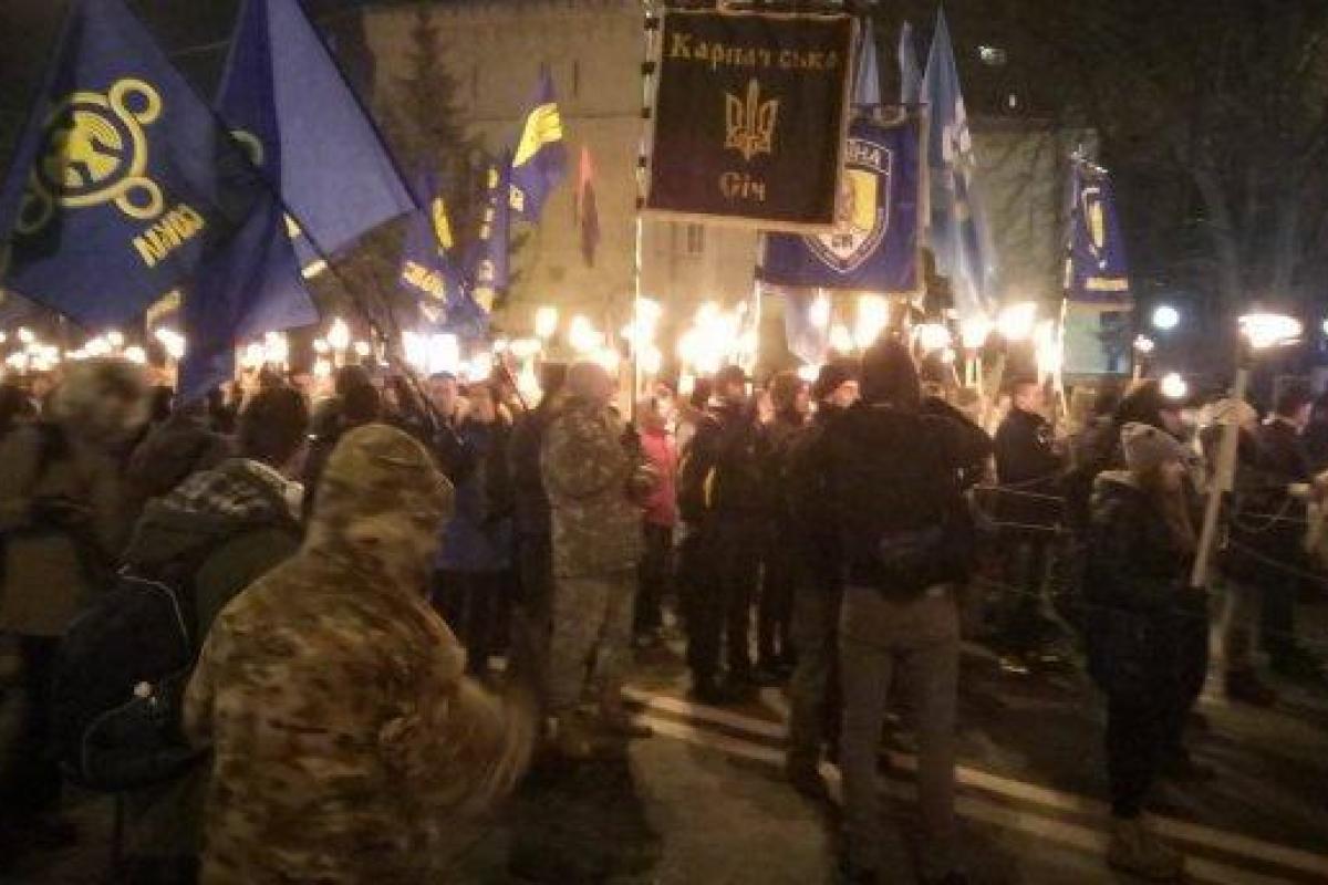В Киеве проходит факельное шествие в память о Героях Крут В Киеве проходит факельное шествие в память о Героях Крут