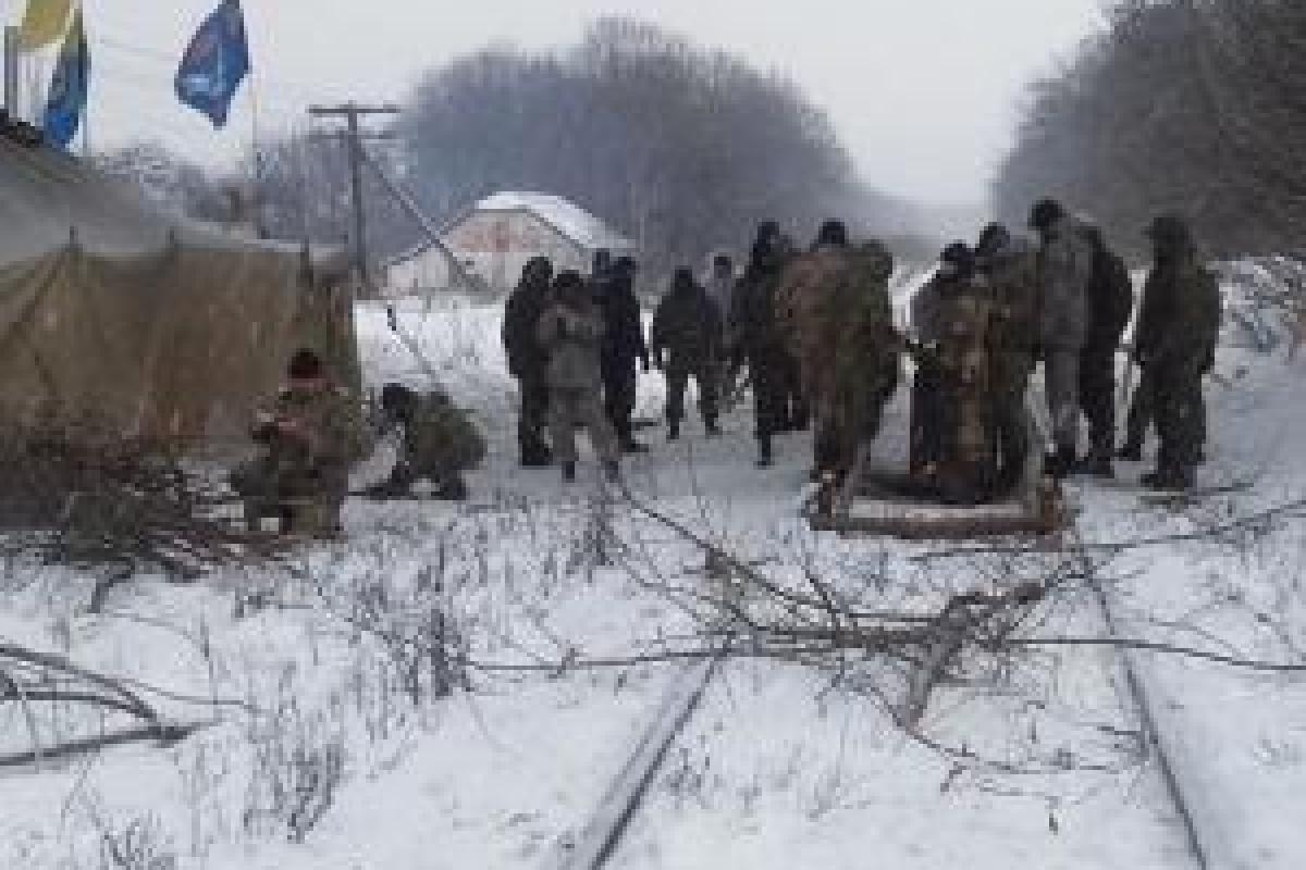 Среди боевиков "ЛНР" паника: ветераны АТО заблокировали 700 вагонов с продовольствием для оккупантов Среди боевиков "ЛНР" паника: ветераны АТО заблокировали 700 вагонов с продовольствием для оккупантов