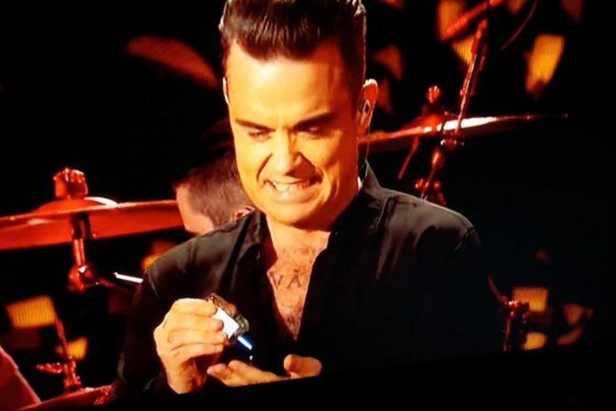 Робби Уильямс стал объектом насмешек: певец после общения с фанатами продезинфицировал руки