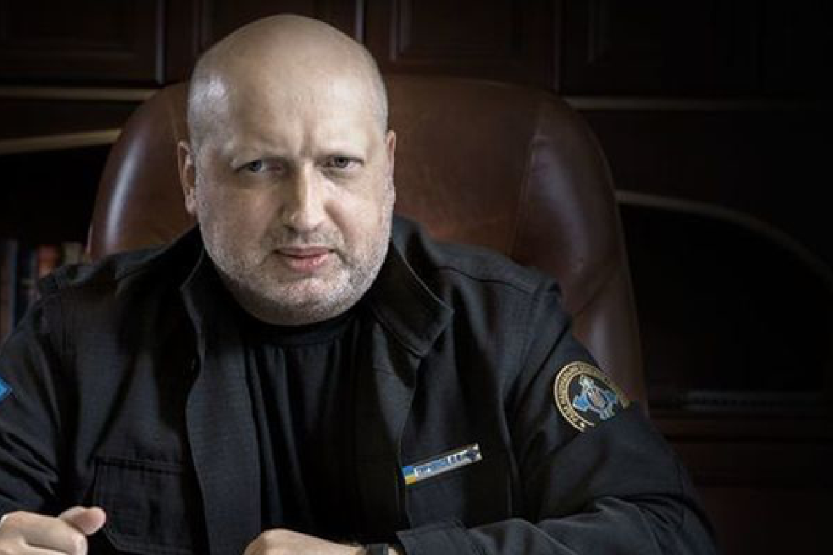 Турчинов принял участие в флешмобе с отжиманиями в поддержку бойцов АТО