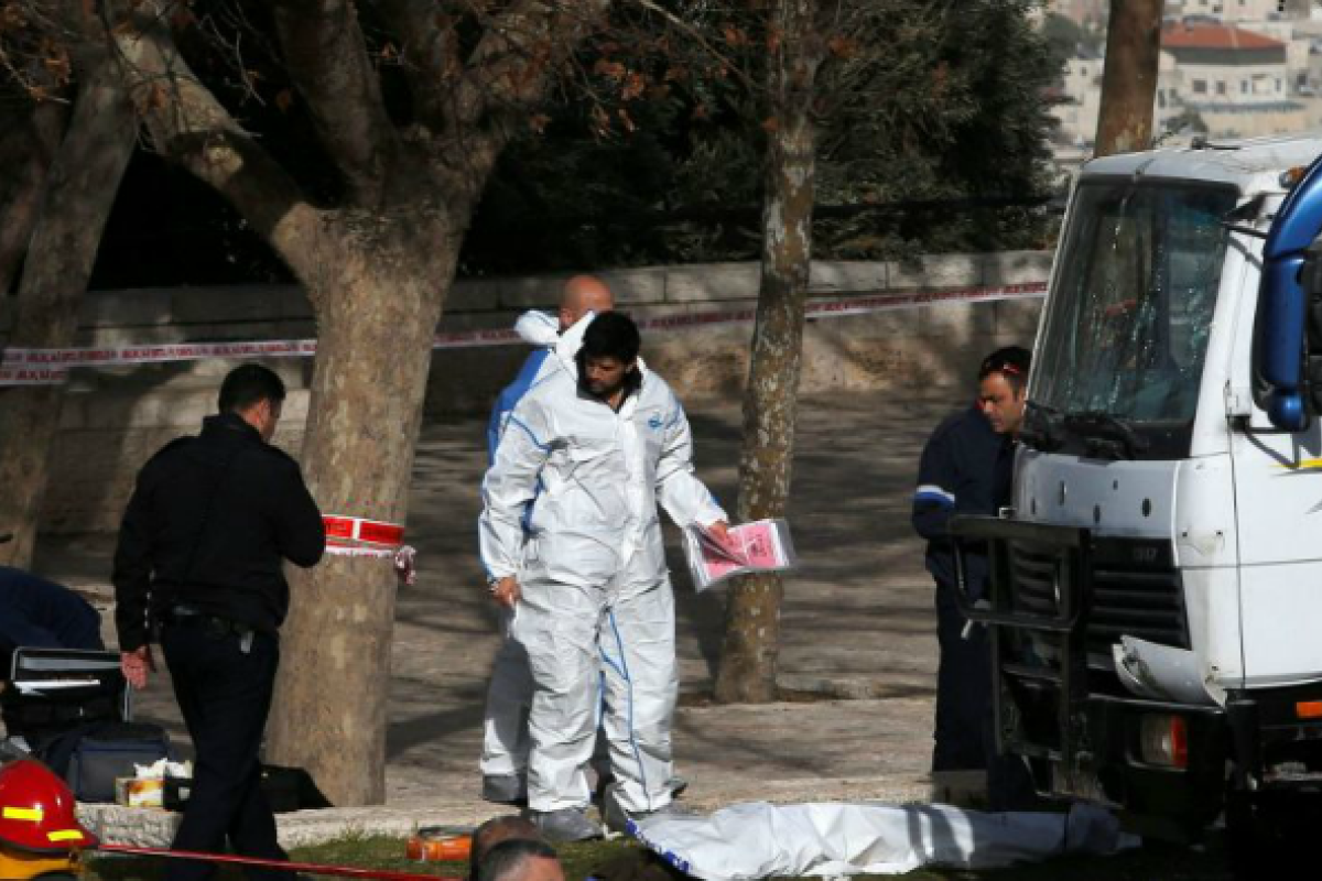 Теракт в центре Иерусалима: грузовик протаранил группу военных, есть жертвы Теракт в центре Иерусалима: грузовик протаранил группу военных, есть жертвы