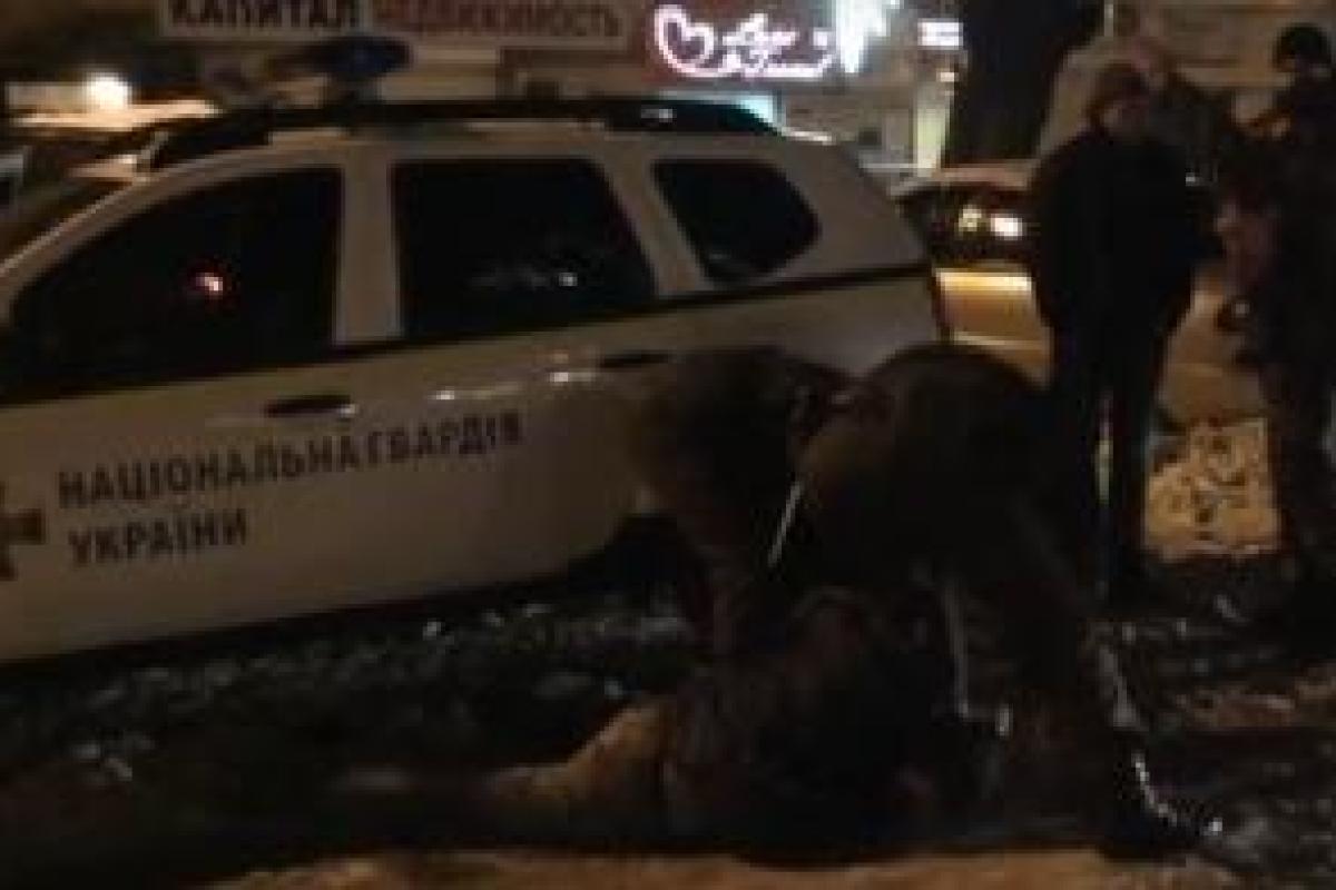 В Одессе нацгвардейцы били ногами хулиганов при задержании: опубликовано видео конфликта В Одессе нацгвардейцы били ногами хулиганов при задержании: опубликовано видео конфликта