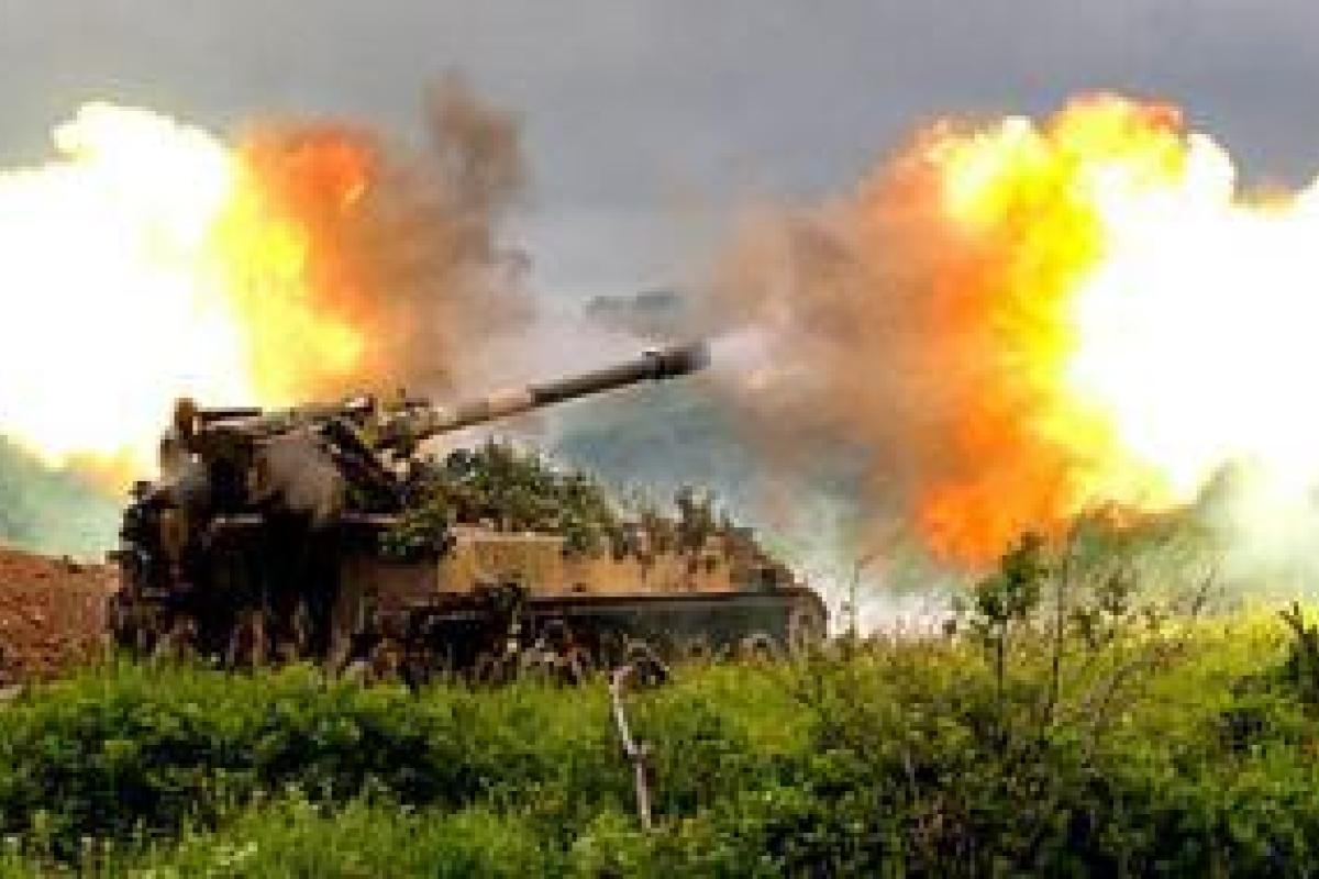 Макеевка уже несколько часов сотрясается от мощных обстрелов Макеевка уже несколько часов сотрясается от мощных обстрелов