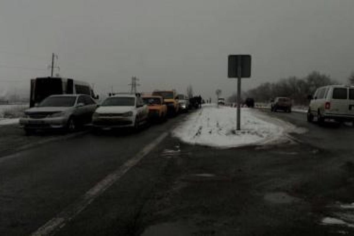 На блокпосту «Новотроицкое» очередь из сотен автомобилей