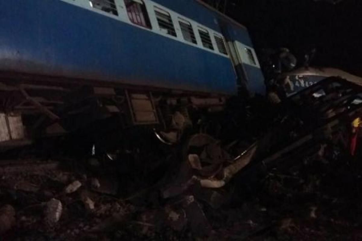 Крушение поезда в Индии: десятки погибших, появились фото и видео