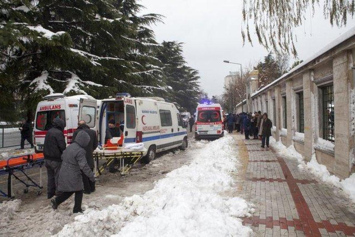 В Стамбуле рухнула крыша мечети: есть погибшие