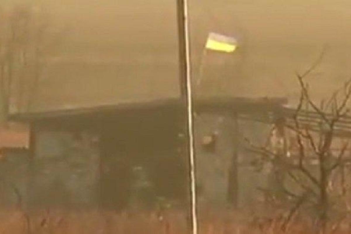 Бойцы АТО под покровом ночи установили украинский флаг между позициями боевиков рядом с ДАП