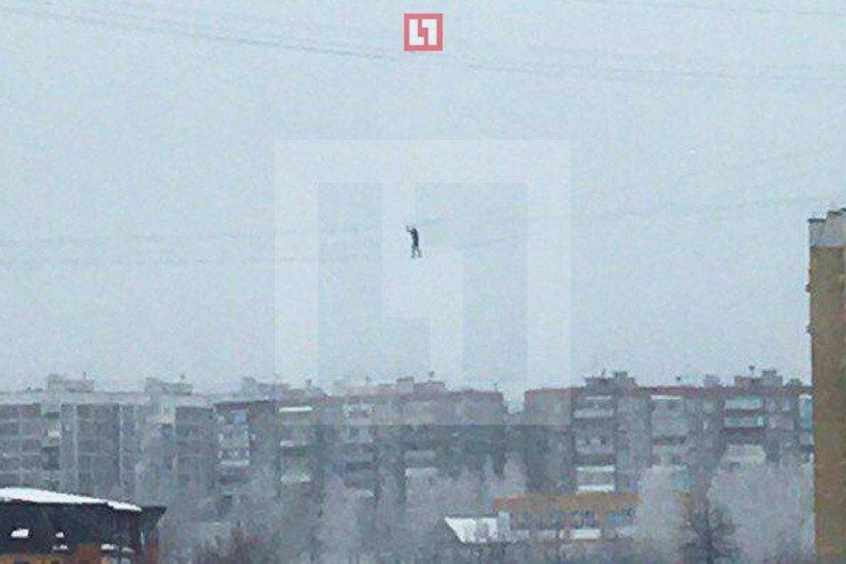 В России парень шел по проводам между высотными домами и сорвался вниз: шокирующее видео выложили в сети В России парень шел по проводам между высотными домами и сорвался вниз: шокирующее видео выложили в сети