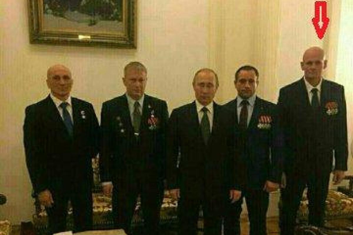 Путин засветился на фото с жестоким убийцей-наемником, воевавшим на Донбассе и в Сирии Путин засветился на фото с жестоким убийцей-наемником, воевавшим на Донбассе и в Сирии