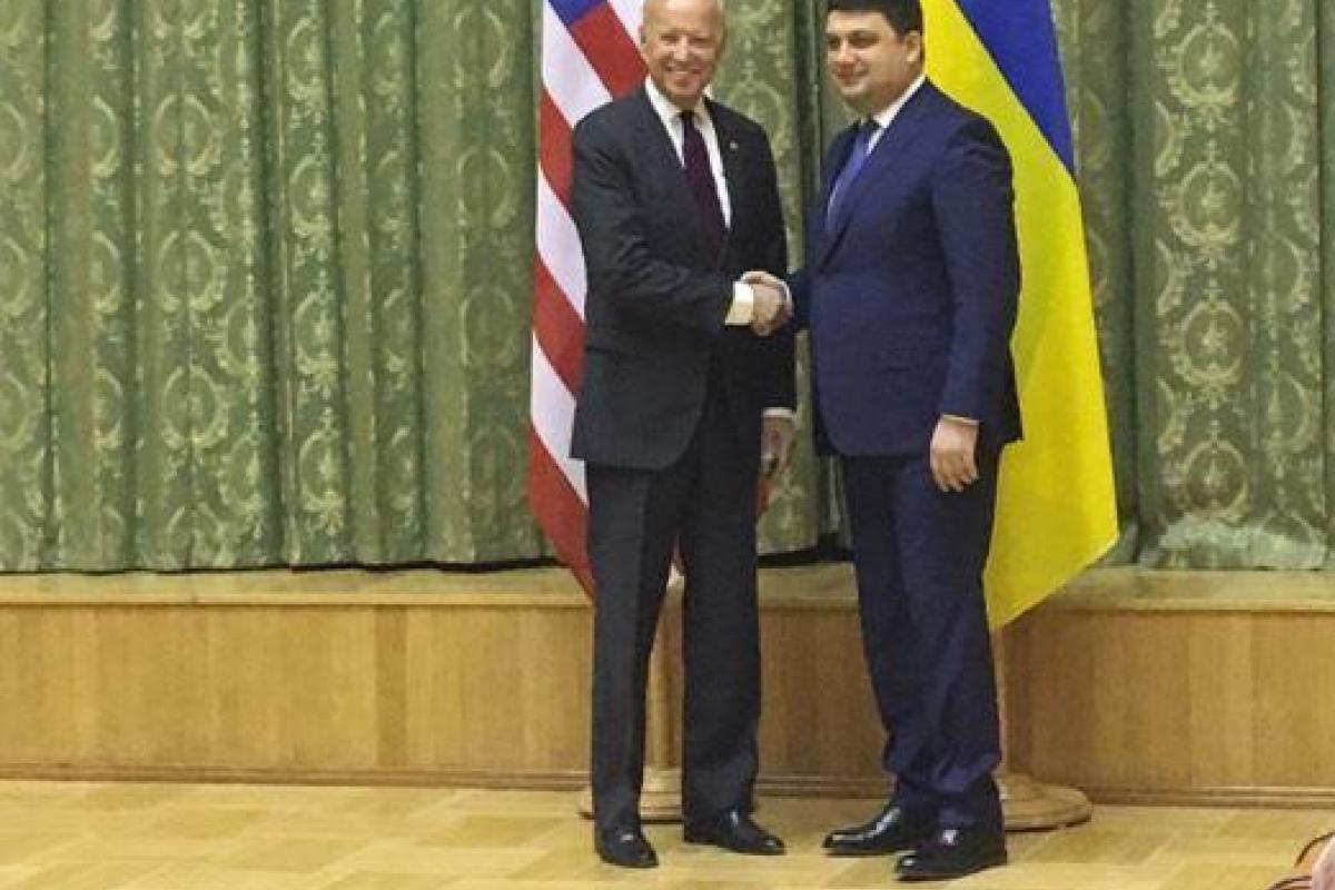 Гройсман поблагодарил Байдена за поддержку и веру в Украину