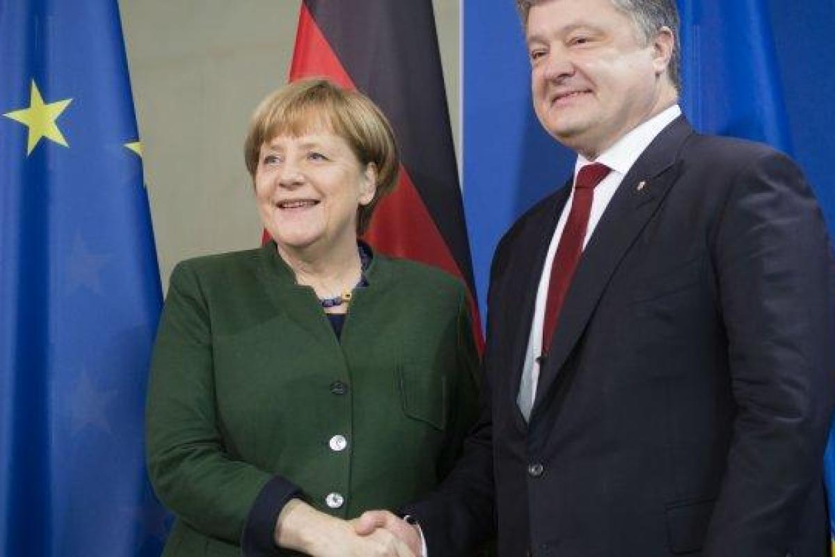 Порошенко срочно возвращается из Берлина из-за критической ситуации на Донбассе Порошенко срочно возвращается из Берлина из-за критической ситуации на Донбассе