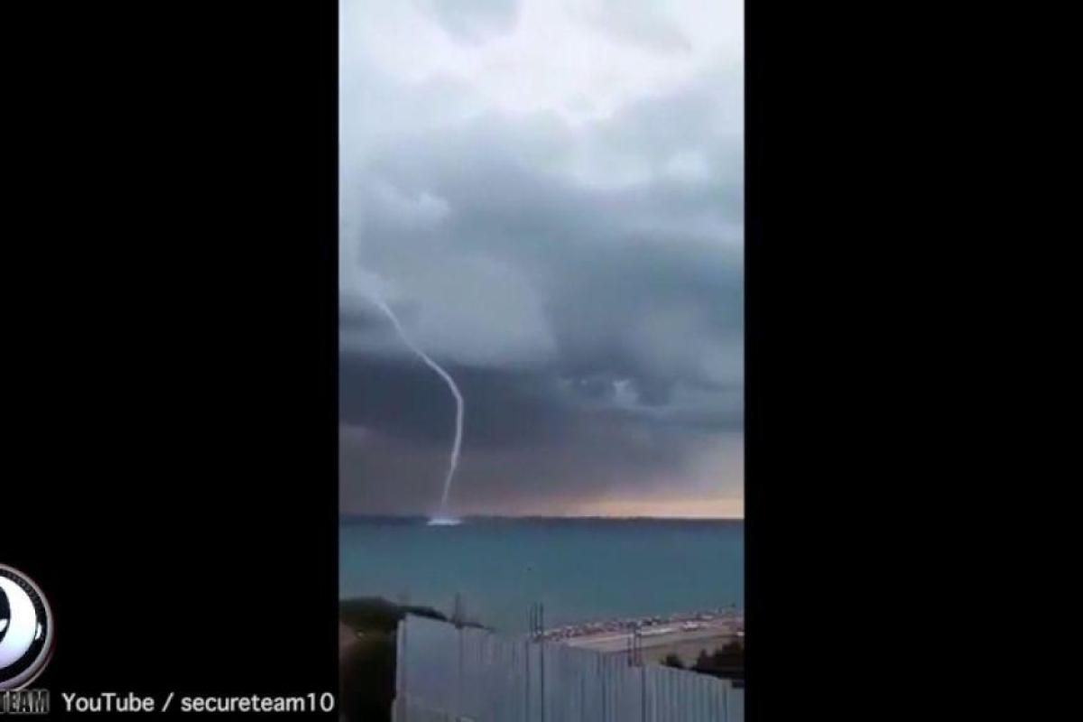 Уфологи сняли на видео, как НЛО качает воду из океана 