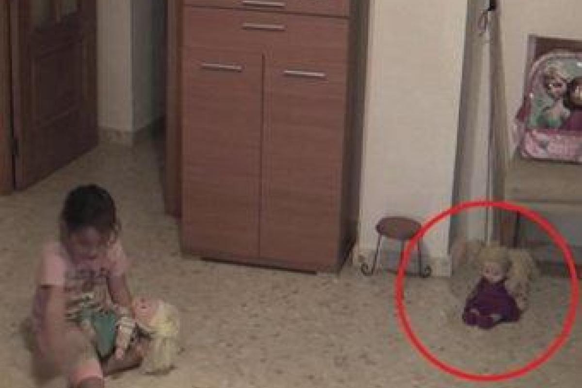 YouTube впечатлило жуткое видео с "ожившей" куклой и движущейся мебелью 