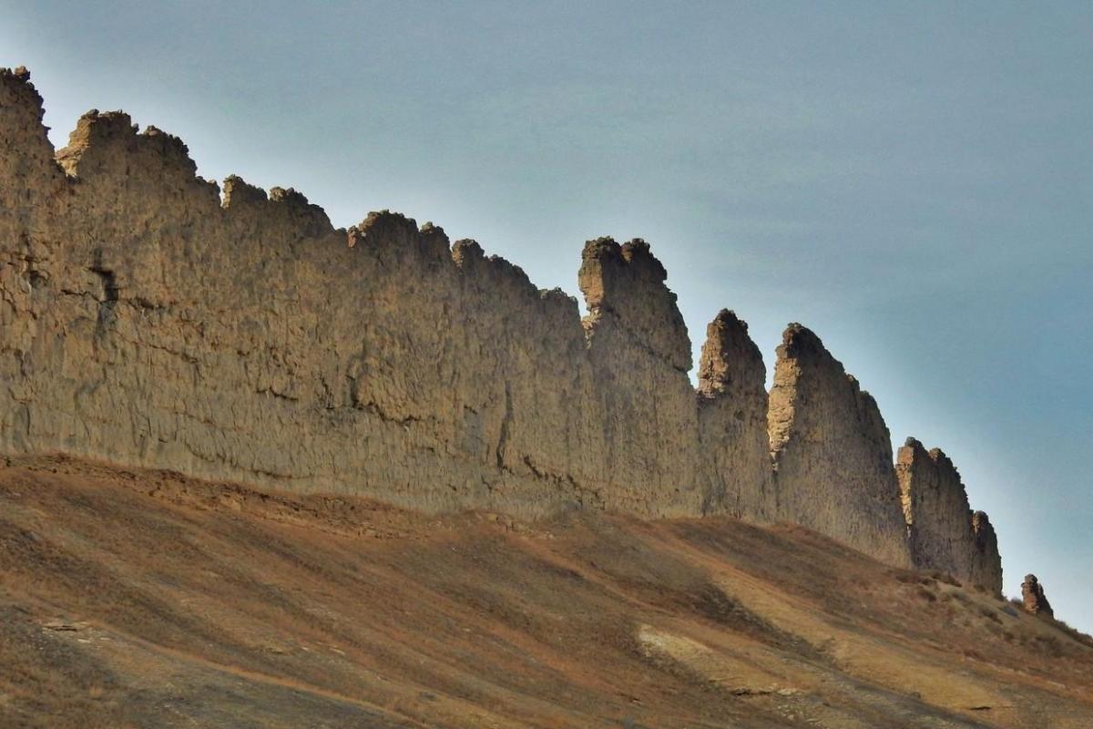 В сети появились фото громадных марсианских стен высотой с 16-этажный дом