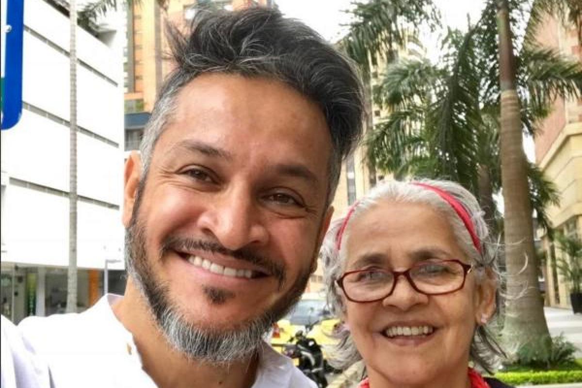 Как звезды шоу-бизнеса встретили Новый год: Эктор Хименес Браво ел жареных муравьев, а Даша Астафьева обнажилась в горах 