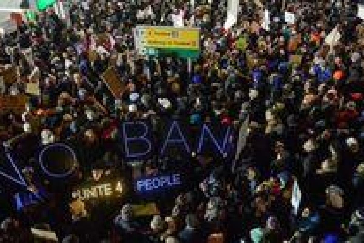 Суд приостановил действие скандального указа Дональда Трампа о высылке мигрантов