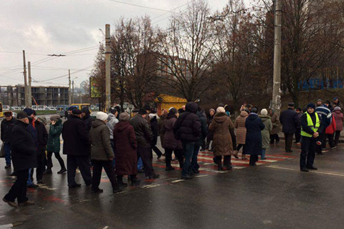 Во Львове протесты из-за мусора: активисты перекрыли три дороги Во Львове протесты из-за мусора: активисты перекрыли три дороги