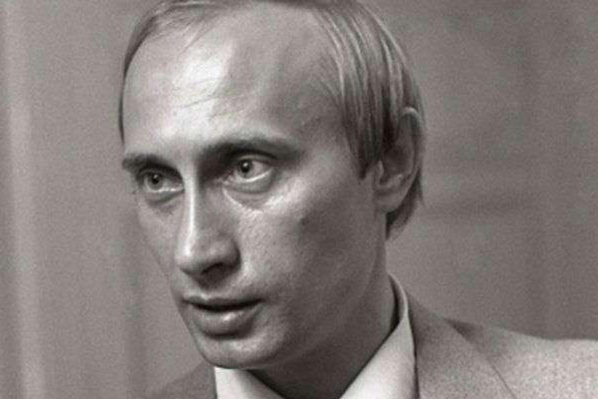 В сети показали школьный аттестат Путина В сети показали школьный аттестат Путина