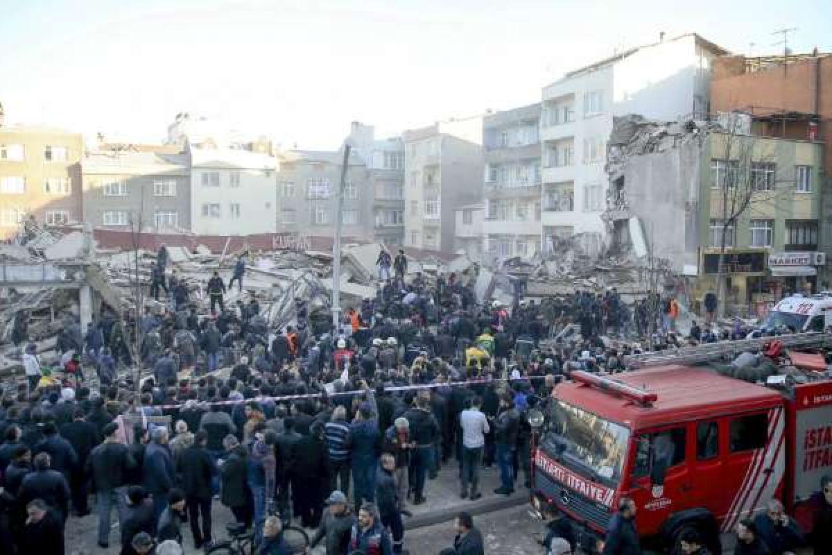 В Стамбуле из-за обвала семиэтажного дома погибли люди: появились шокирующие фото В Стамбуле из-за обвала семиэтажного дома погибли люди: появились шокирующие фото