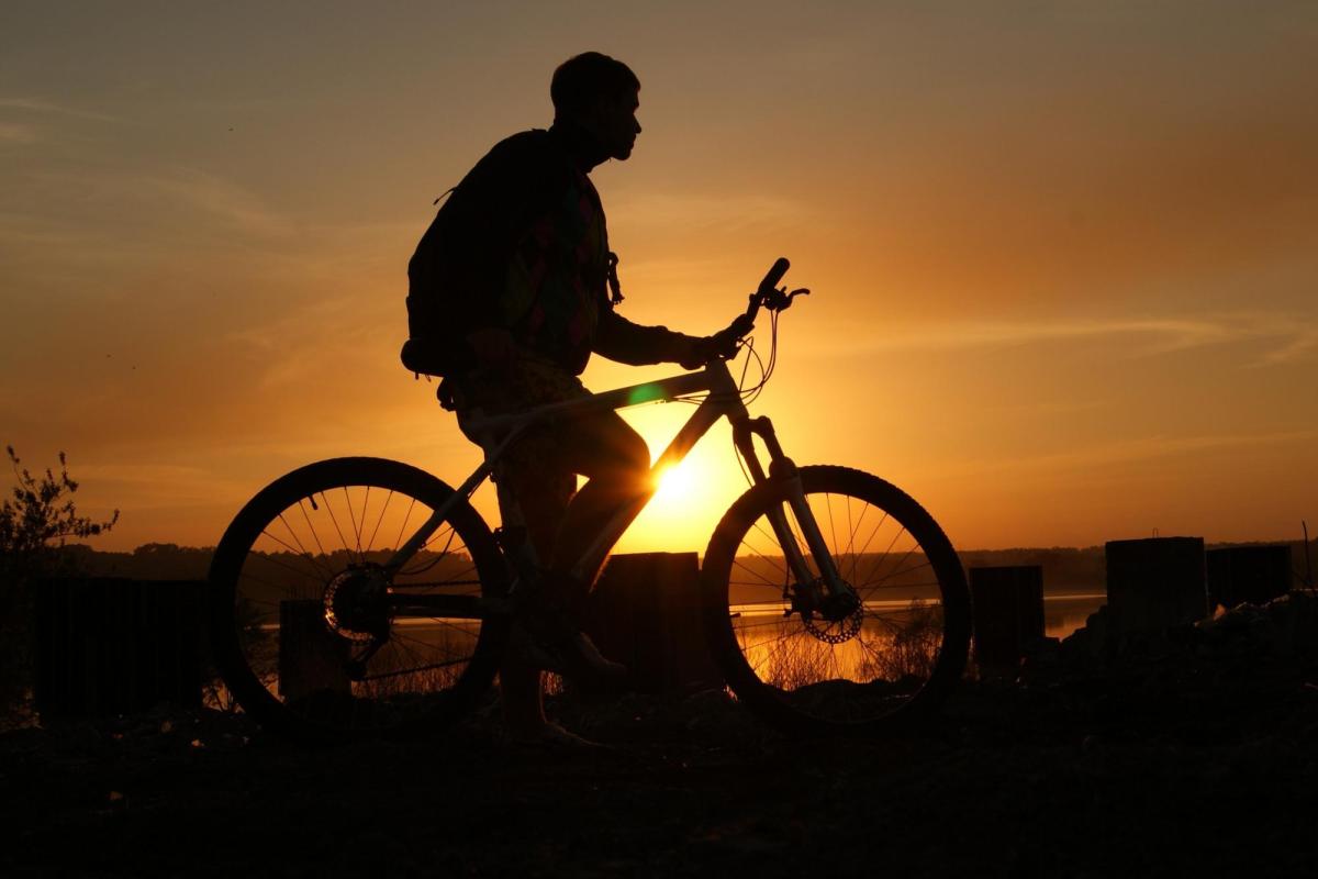 В Китае произошел шокирующий случай: мужчина месяц ехал на велосипеде не в том направлении