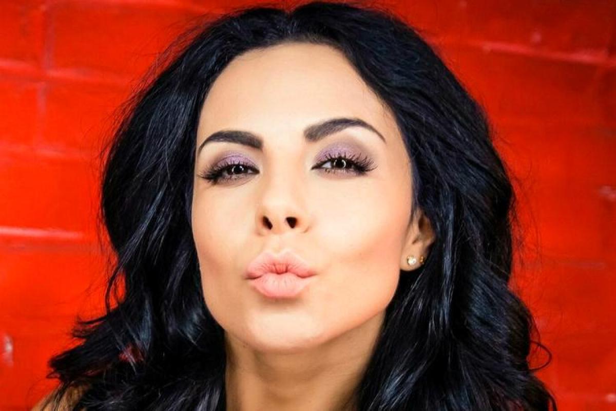 Певица Настя Каменских похвасталась шикарной фигурой в открытом купальнике