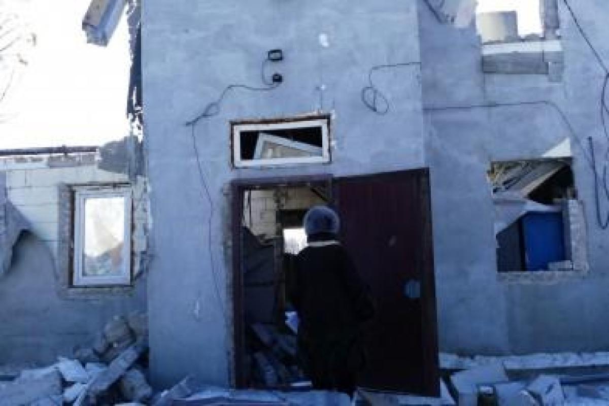 В Докучаевске обстрелами повреждена пятиэтажка и 2 магазина